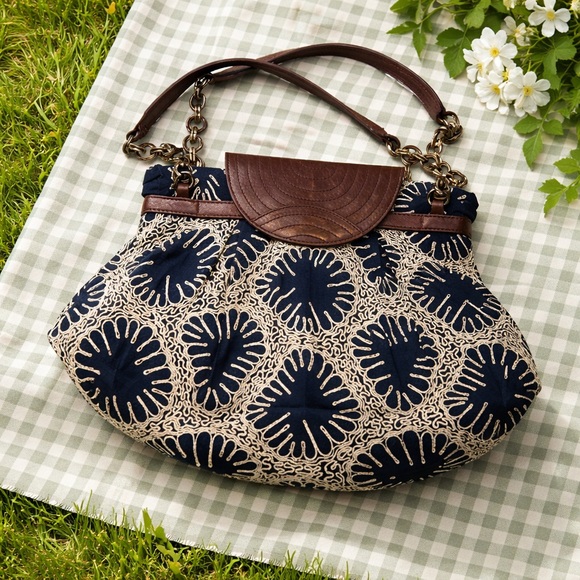 Tocca Handbags - Vintage Y2K Tocca "Oyster" Embroidered Shoulder Bag